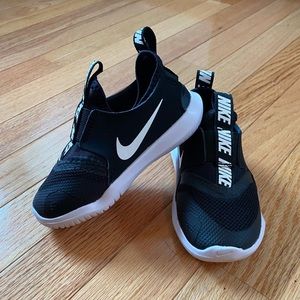 NWOT NIKE black and white tennis shoes, toddler- size 8